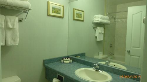 The Bridgeport Inn Fort Mcmurray Extérieur photo